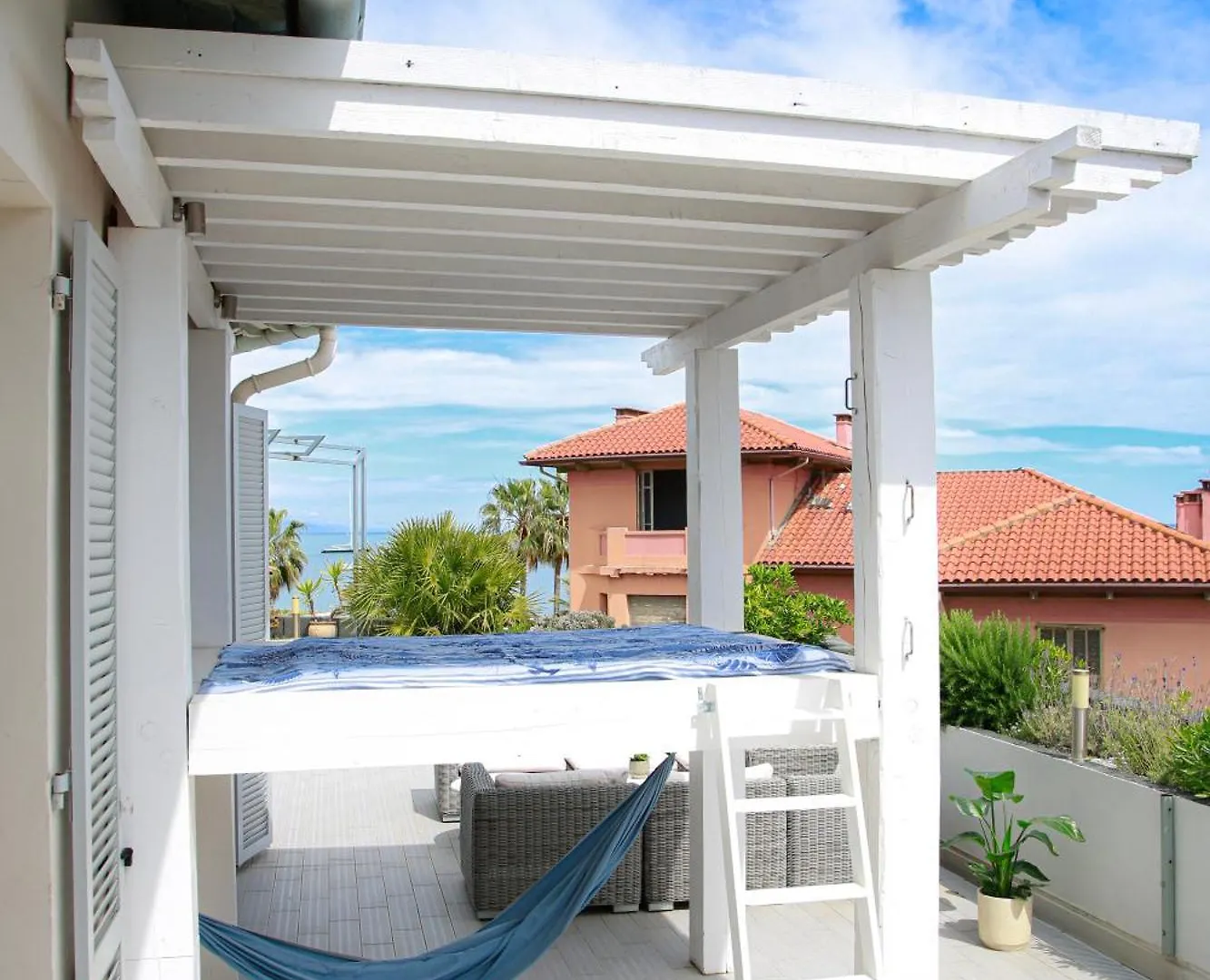 Duplex En Rooftop Vue Mer A La Salis Antibes