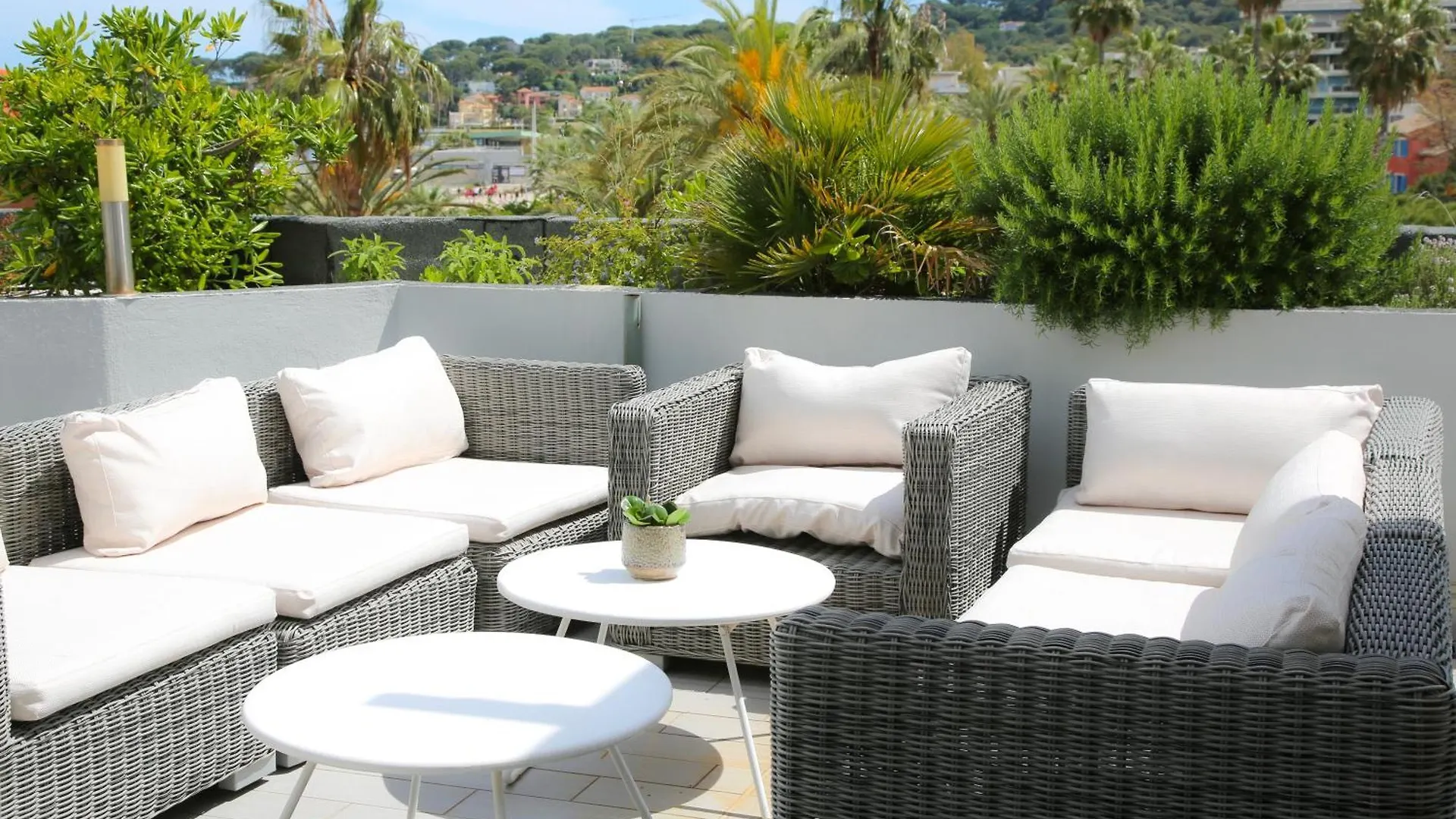 Duplex En Rooftop Vue Mer A La Salis Antibes
